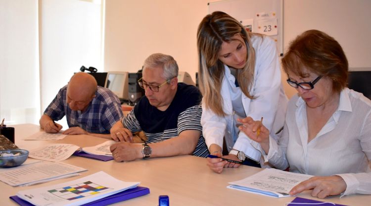 Tres pacients treballant en un rehabilitació cognitiva al centre sociosanitari de l'IAS, al Parc Hospitalari Martí i Julià de Salt