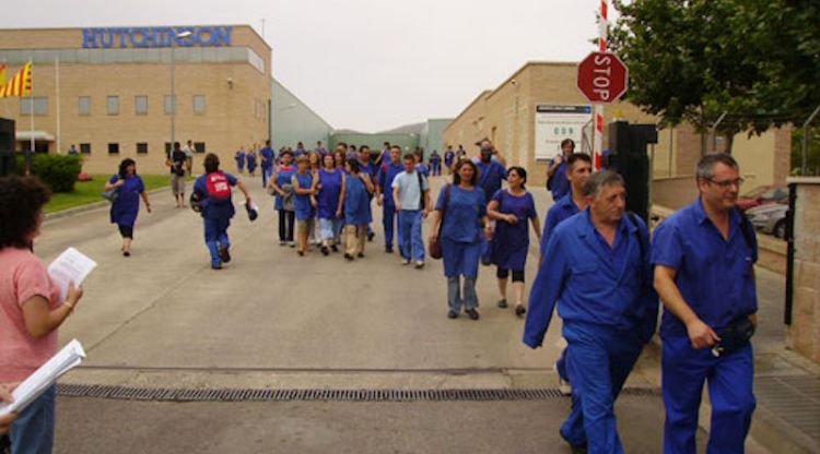 Treballadors sortint de l'interior de la fàbrica Hutchinson (arxiu). Ràdio Palamós