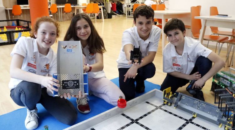 Els quatre joves gironins, Núria Brusi, Laia Travé, Marc Falgueras i Àngel Roncero, amb el premi i el prototip. ACN