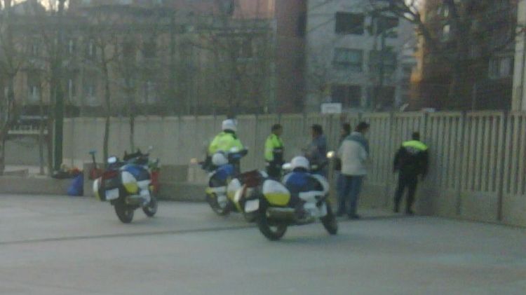 La policia en el moment que practicava les detencions © Carles Puigdemont