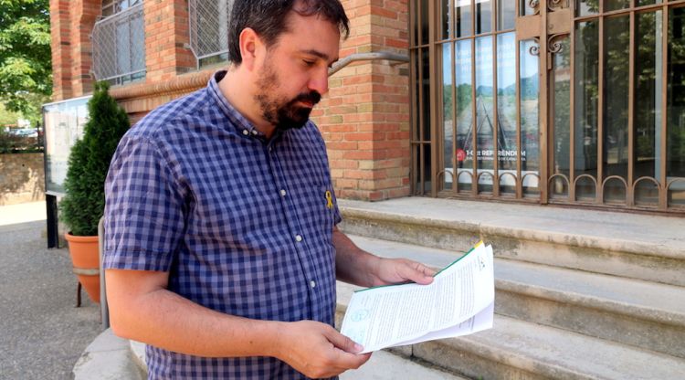 L'alcalde de Celrà, Dani Cornellà, avui amb la carta de resposta que li ha enviat al delegat de l'Estat. ACN