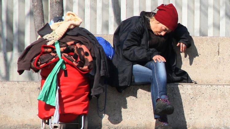 Una persona sense sostre a la plaça Constitució de Girona, a la zona del Mercadal © ACN