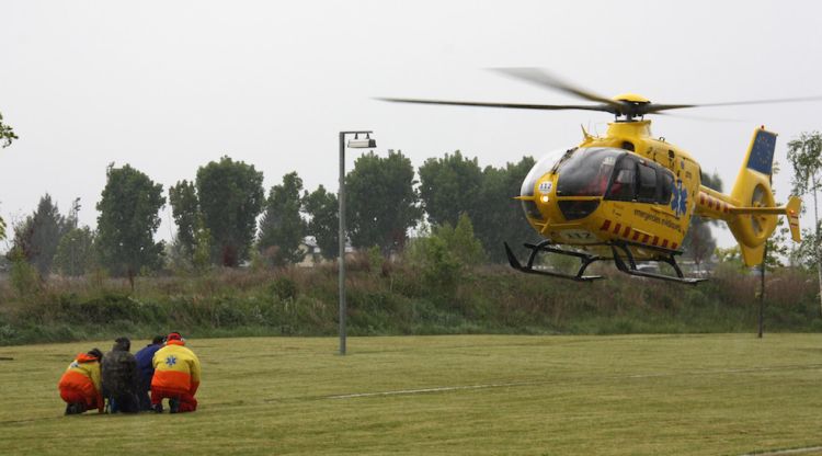 Un helicòpter medicalitzat aterrant davant l'Hospital de Cerdanya on s'està fent un curs. ACN
