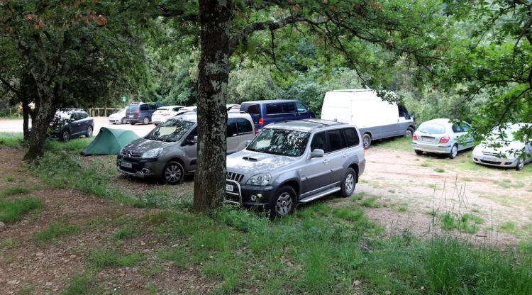 Vehicles aparcats a Sadernes el maig de 2018. ACN