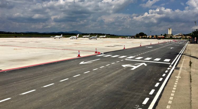 El vial de servei de l'aeroport de Girona que s'ha renovat. ACN