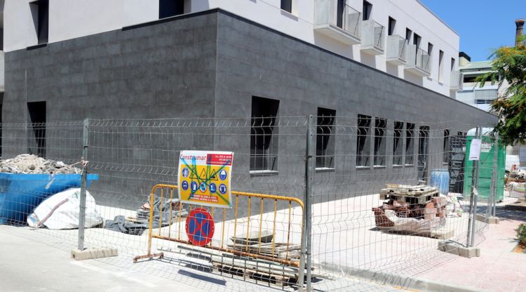 L'edifici en obres a la zona de l'eixample de Palamós on va tenir lloc l'agressió sexual. ACN