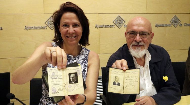L'alcaldessa de Girona, Marta Madrenas, i Josep Huguet de la Fundació Josep Irla amb documentació de Pere Cerezo. ACN