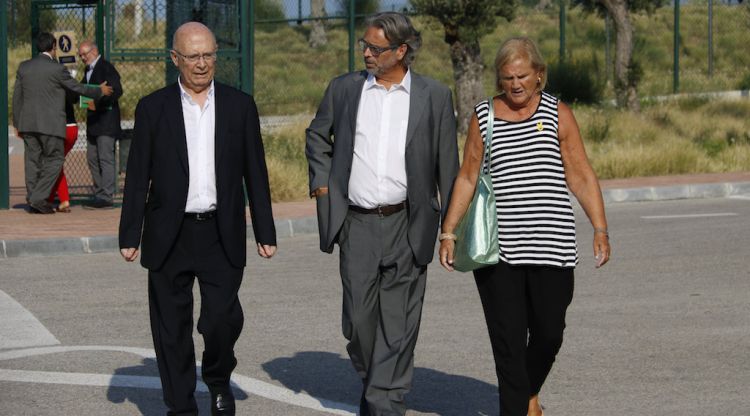 Els expresidents Joan Rigol, Ernest Benach i Núria de Gispert surten del centre penitenciari del Puig de les Basses. ACN