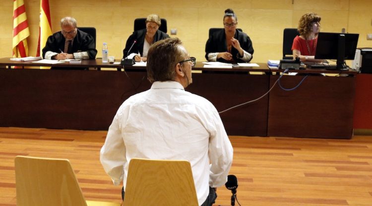 L'acusat d'agredir sexualment la filla durant el judici a l'Audiència de Girona (arxiu). ACN