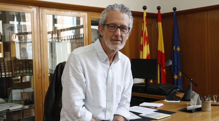 El subdelegat de l'Estat a Girona, Albert Bramon, en el seu despatx. ACN