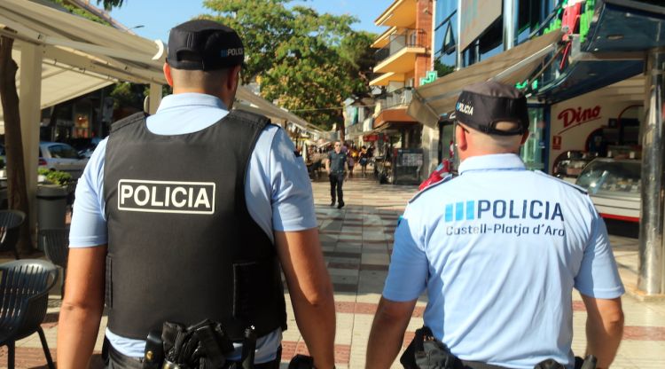 Agents de la Policia Local de Platja d'Aro patrullant pel municipi l'estiu de 2019. ACN