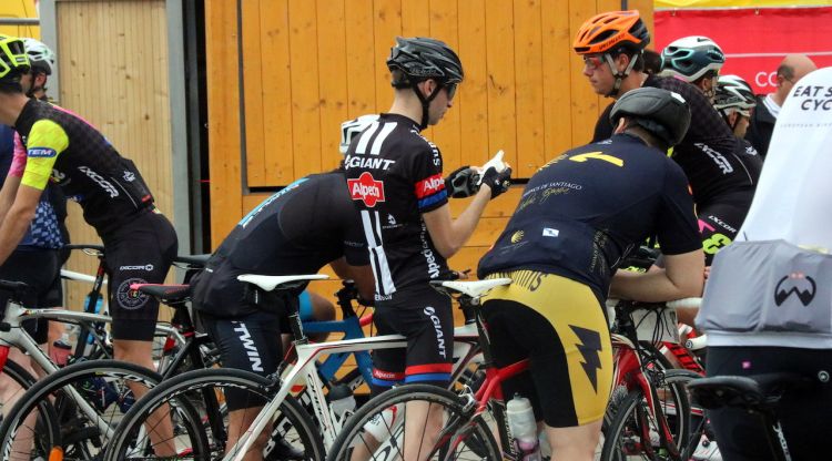 Diversos ciclistes amb les seves bicicletes a punt per començar a pedalar (arxiu). ACN
