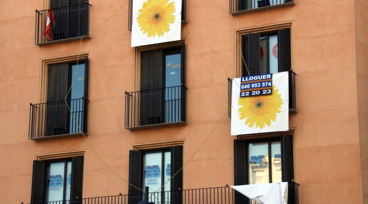 Façana d'un pis de lloguer a plaça Catalunya de Girona. ACN