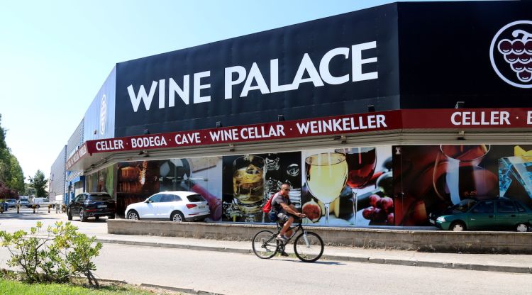 Exterior de la botiga Wine Palace de Lloret de Mar, d'on els lladres se'n van endur 40.000 euros. ACN