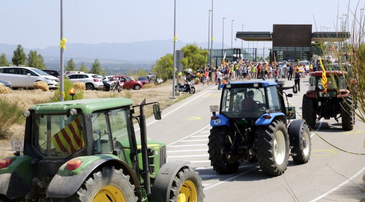 Els tractors arribant davant de la presó del Puig de les Basses. ACN