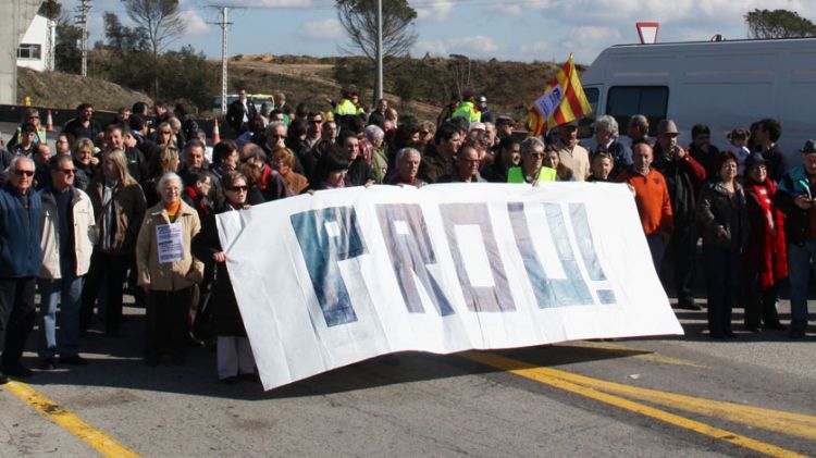 Imatge de la tercera manifestació per demanar la represa d'obres a la N-II © AG