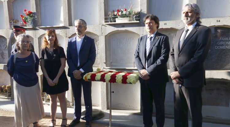 Ofrena floral de la delegació gironina del Govern a la tomba de Josep Irla al cementiri de Sant Feliu de Guíxols. ACN