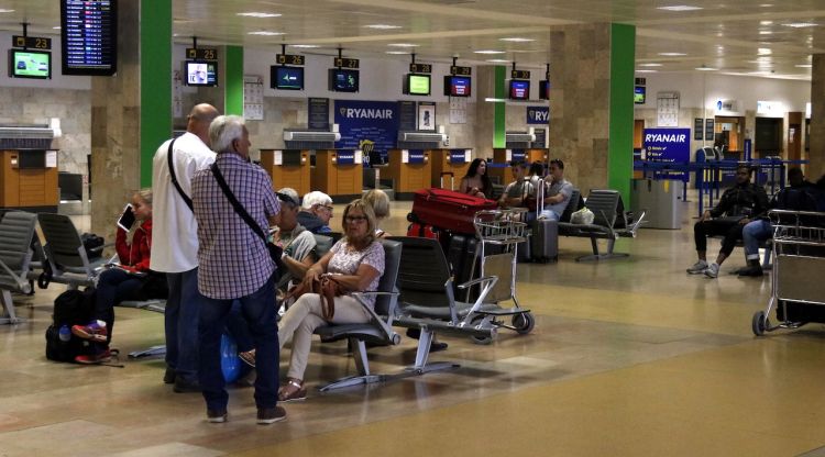 Passatgers a la terminal de l'aeroport Girona-Costa Brava aquest 10 d'agost. ACN