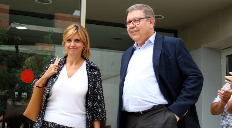 L'alcaldessa de Figueres, Marta Felip, acompanyada del seu advocat a la sortida dels jutjats. ACN