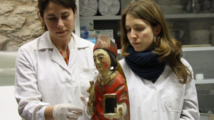 Les restauradores encarregades dels treballs, Ester Horno (esquerra) i Laia Roca, al taller del Museu d'Art de Girona © ACN