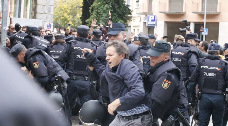 Dos policies s'emporten un home de l'Escola Bruguera de Girona. ACN