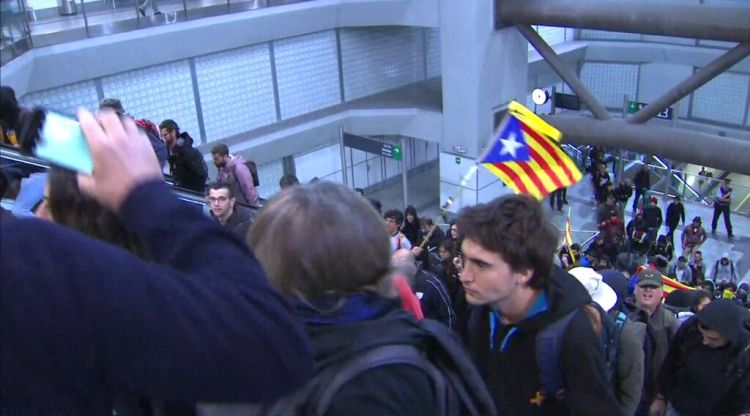 Els manifestants abandonant esglaonadament l'estació del TAV a Girona. CCMA