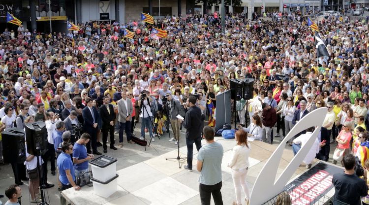 Pla general de la concentració a la plaça U d'octubre de Girona. ACN
