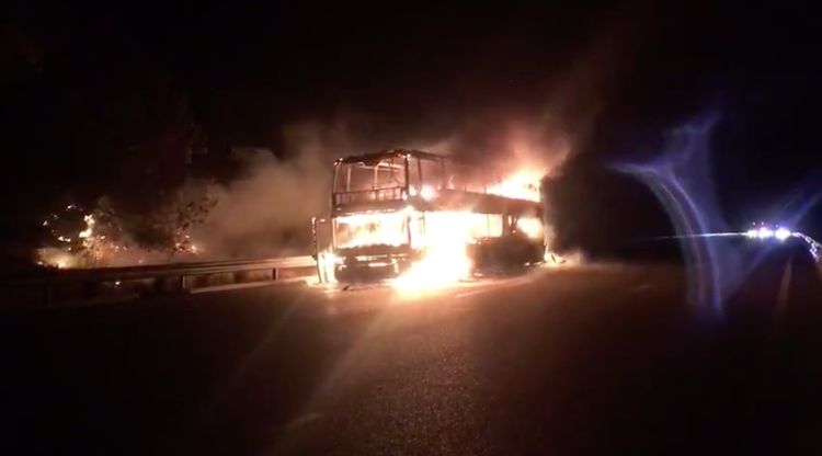 L'autocar, cremant al voral de l'autopista