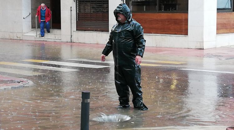 Un home durant la tempesta de Sant Feliu de Guíxols registrada l'octubre del 2018