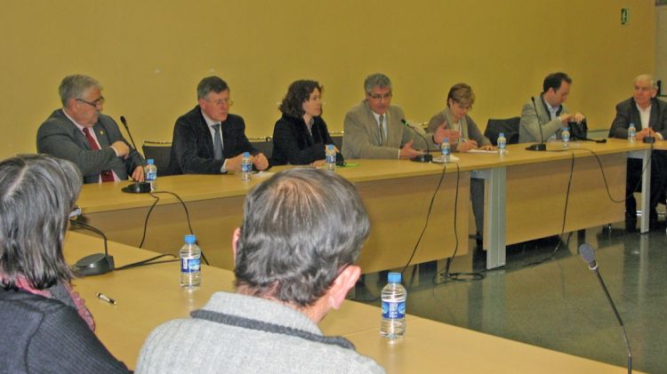 Un moment de la reunió del delegat del Govern amb alcaldes i consellers de la comarca © ACN