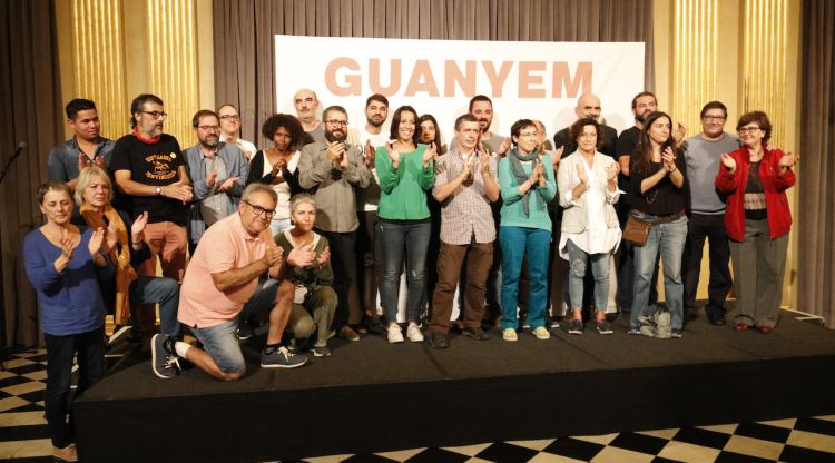 Alguns dels signants del manifest fundacional després de la presentació al saló de descans del Teatre Municipal de Girona. ACN