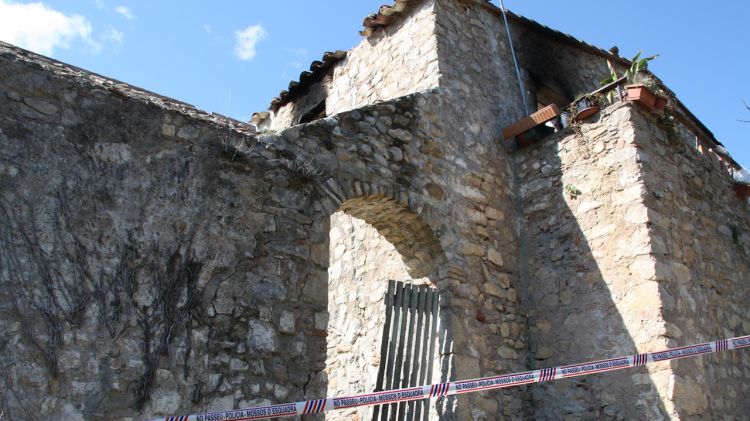 La masia afectada de Sant Llorenç de la Muga després de l'incendi © ACN