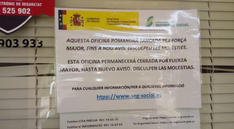 El cartell que anuncia que les dependències de Sant Feliu de Guíxols estan tancades temporalment. CSIF