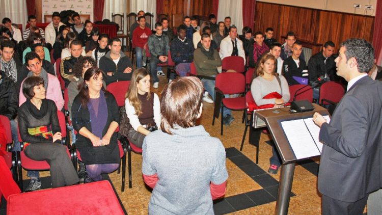 Els joves aplegats a la sala de plens de l'Ajuntament de Figueres © AG