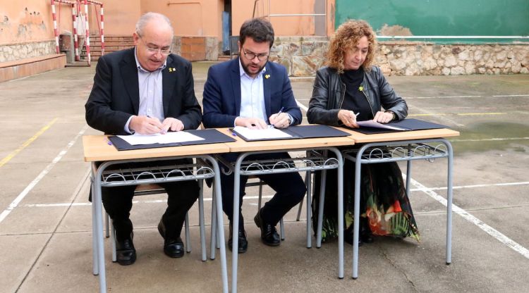 Els consellers Josep Bargalló, Ester Capella i Pere Aragonès durant la signatura de la cessió. ACN