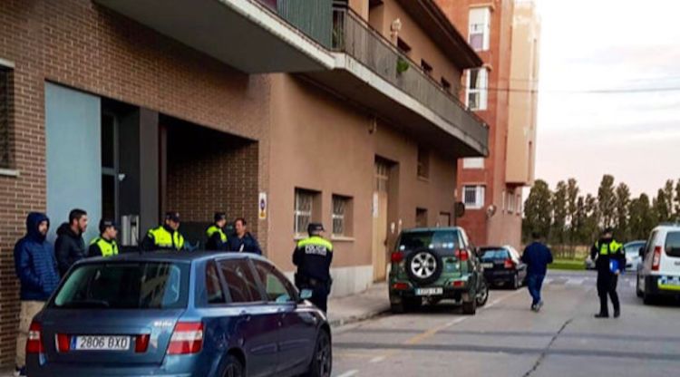 El dispositiu de la Guàrdia Urbana en un bloc del carrer Cuixà de Figueres amb ocupes. Aj. de Figueres