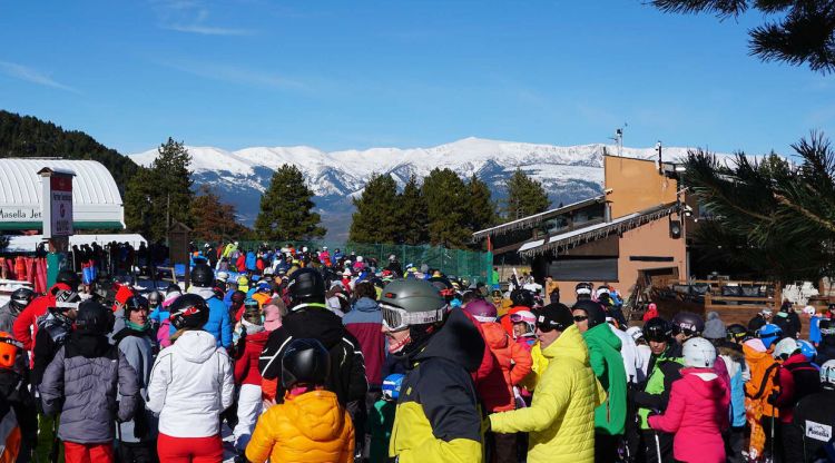 Lestació d'esquí La Masella plena d'esquiadors pel pont de Tots Sants d'aquest any