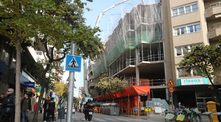 L'obra d'un bloc de pisos d'alt estànding que s'estan aixecant al carrer Joan Maragall, a l'Eixample de Girona. ACN