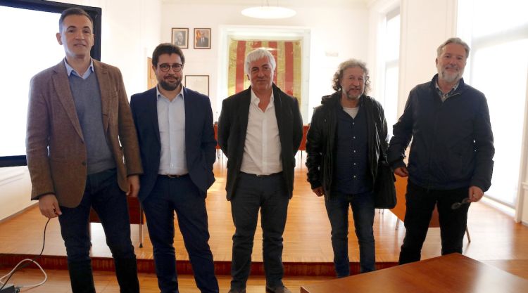 Els representants de l'Ajuntament de Sant Feliu de Guíxols i The Project, promotors del Porta Ferrada. ACN