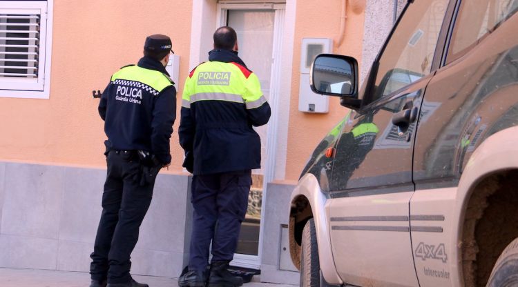 Dos agents de policia fent comprovacions en un habitatge del Culubret de Figueres el dimarts. ACN