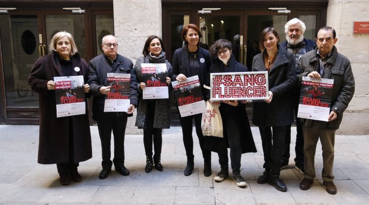 La directora del Banc de Sang i Teixits de Girona, Anna Millán, l'alcaldessa de Girona, Marta Madrenas, i alguns dels donants de sang. ACN