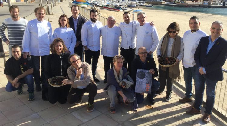Els restauradors i representants municipals durant la presentació de la campanya gastronòmica de la Garoinada de Palafrugell