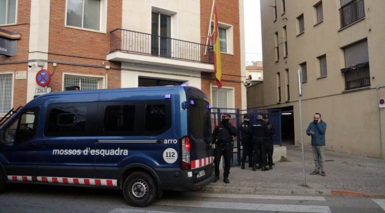 Exterior de la comissaria de la policia espanyola de Girona, aquest matí. ACN