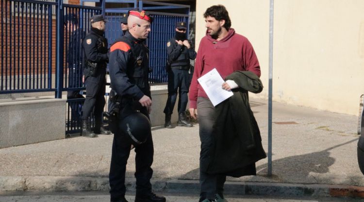 Moment de la sortida de l'alcalde de Verges, Ignasi Sabater, de la comissaria de la Policia Nacional a Girona. ACN