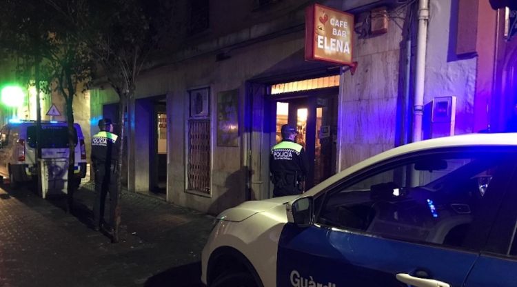 El dispositiu policial, amb tècnics municipals, en un bar del carrer Sant Pau de Figueres, aquest vespre. Guàrdia Urbana de Figueres