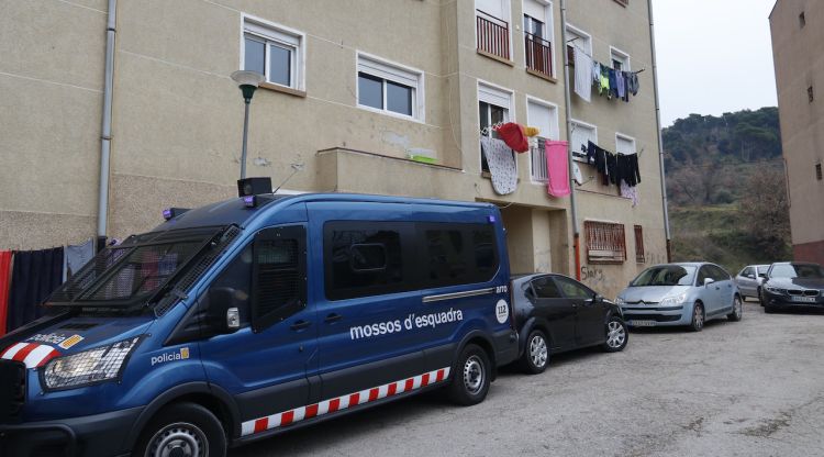 Carrer del Roure a la Font de la Pólvora on surt una furgoneta dels Mossos d'Esquadra duran un nou operatiu d'avui. ACN