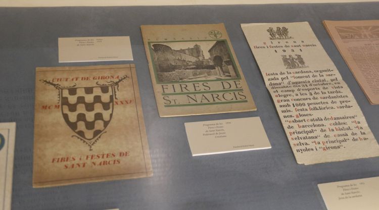 Alguns dels cartells de fires exposats a la mostra 'Treballem per l'art: La impremta Masó de Girona (1889-1992). ACN