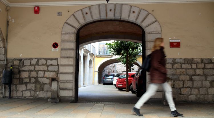 L'entrada a la seu del Bisbat de Girona, situada a la plaça del Vi. ACN