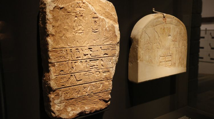 Dos dels manuscrits egipcis que es poden veure a l'exposició 'Faraó, rei d'Egipte'. ACN