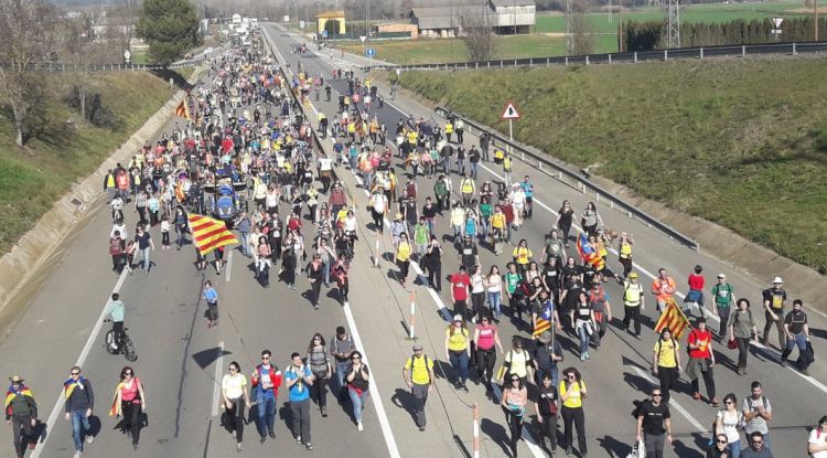 Els manifestants per la C-66 caminant en direcció Girona. ACN